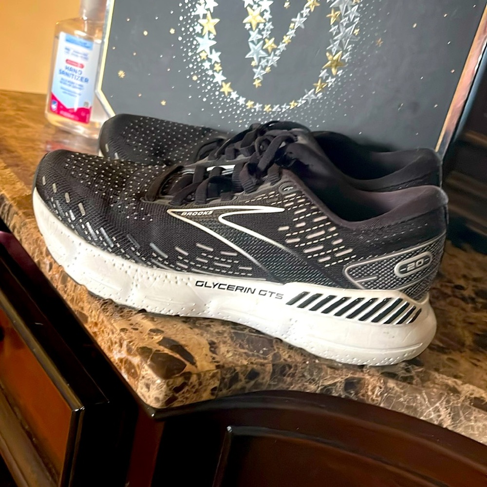 Brooks woman shoes